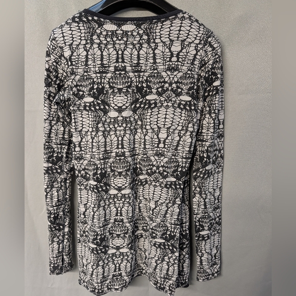 Lululemon Reversible Long Sleeve Top - Picture 5 of 6